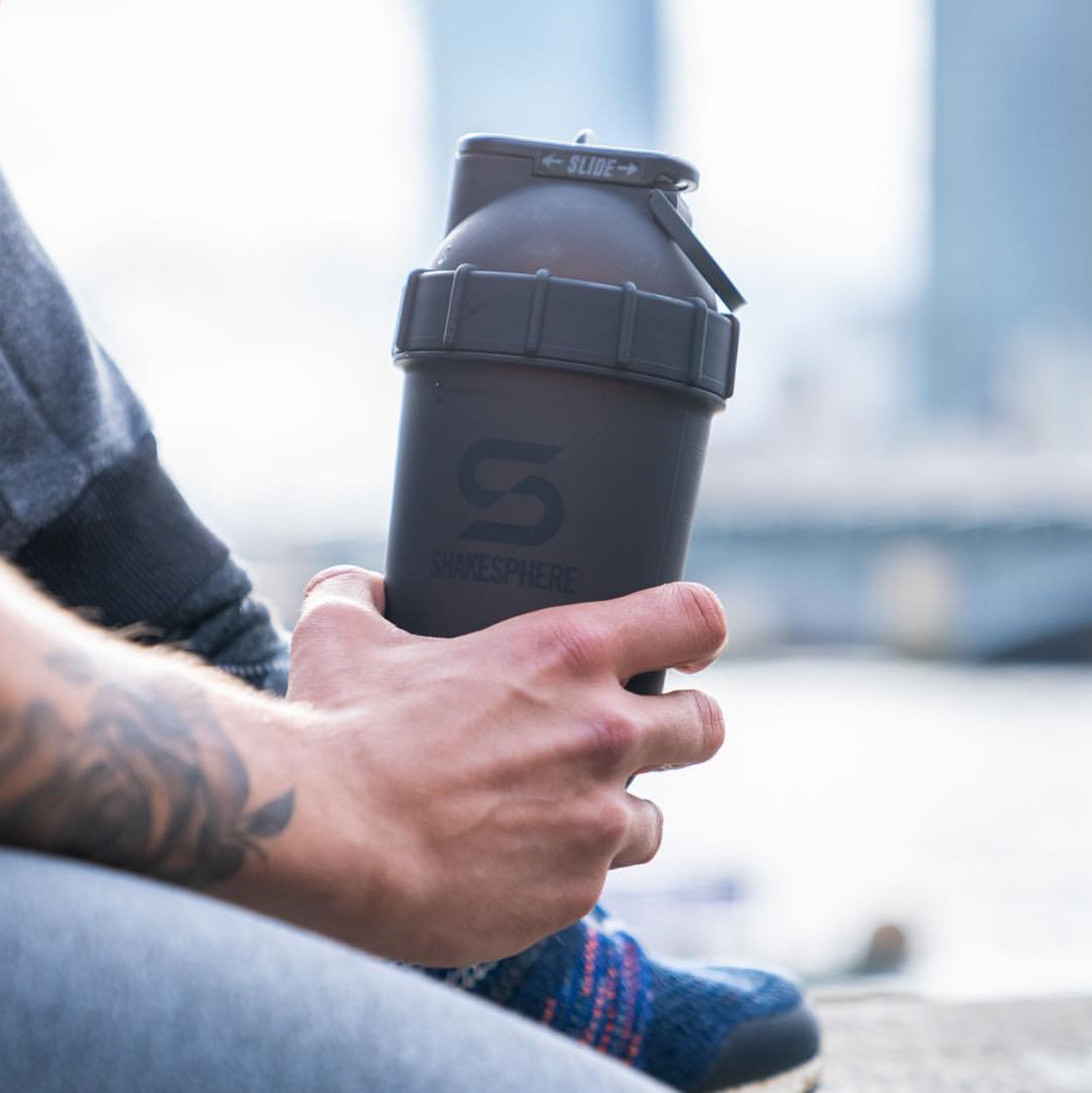 Protein shaker bottle 24.6 Fl Oz 