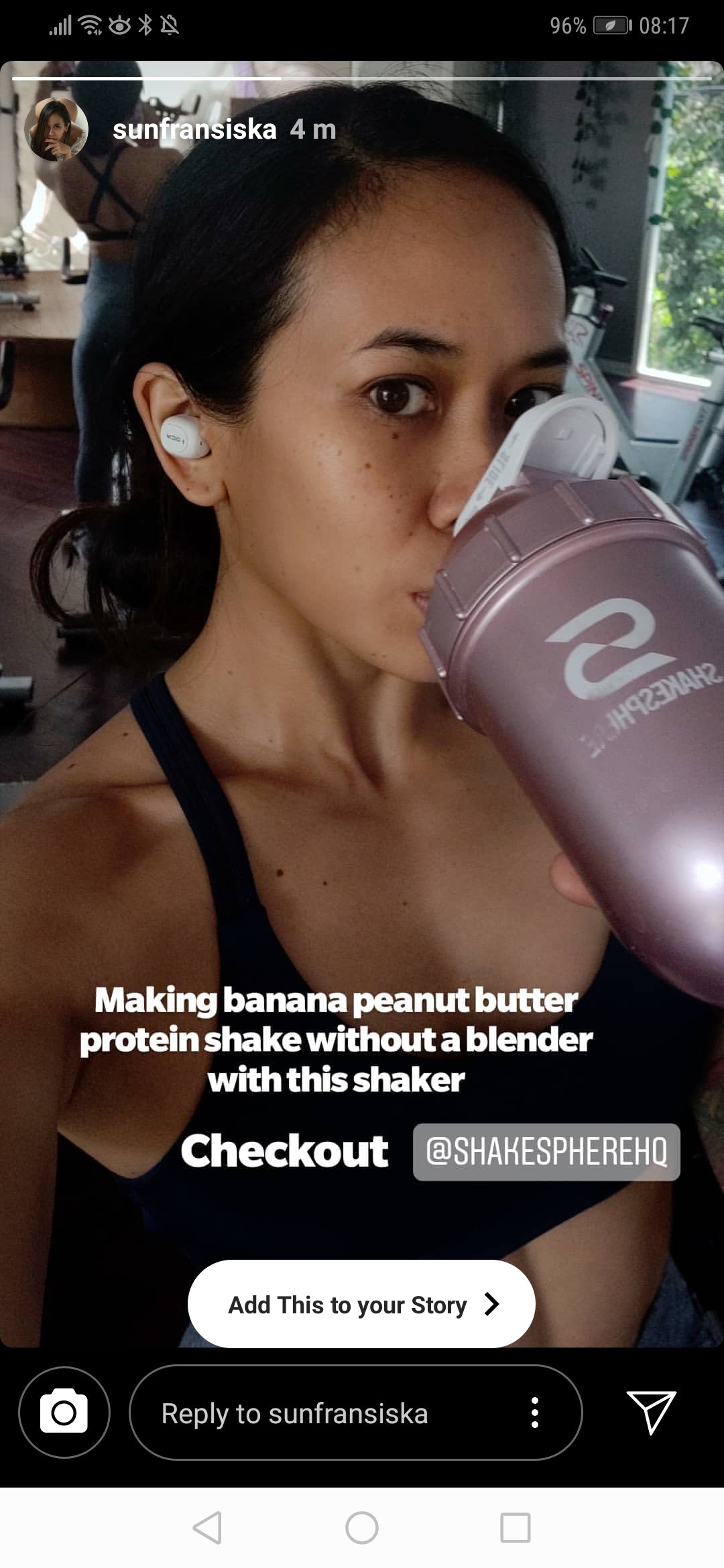 Protein shaker bottle 24.6 Fl Oz ShakeSphere Tumbler Original Pearl White/Grey Logo